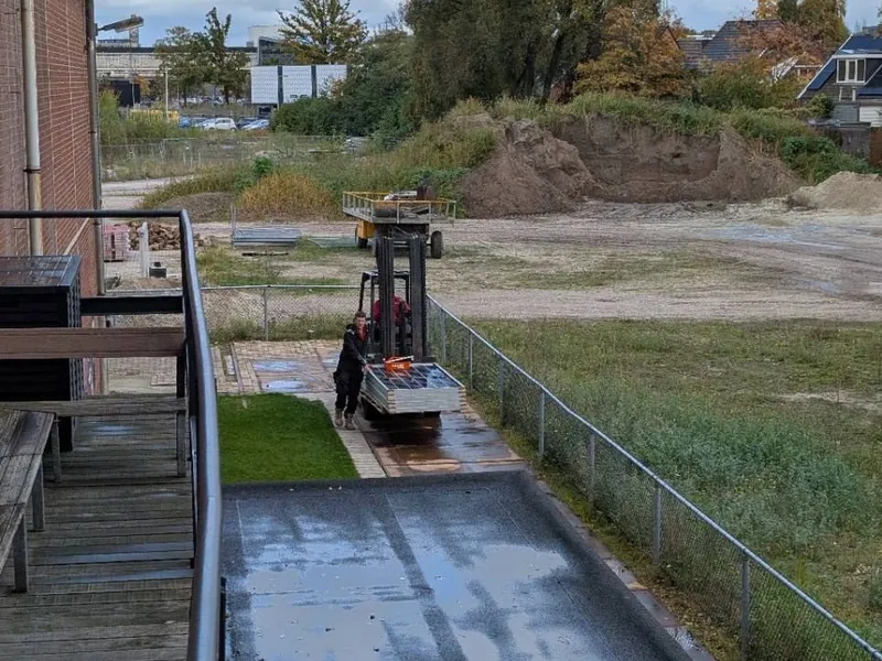 Aanvoer van zonnepanelen met een heftruck bij Gebouw16 in Hengelo